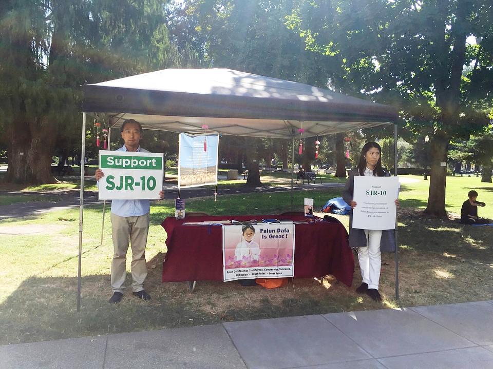 Praktikanti su postavili štand sedam dan prije pauze u državnom zakonodavstvu Kalifornije.  