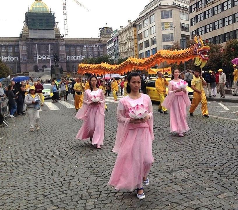 Ples zmaja i ples nebeskih djevojaka na paradi.