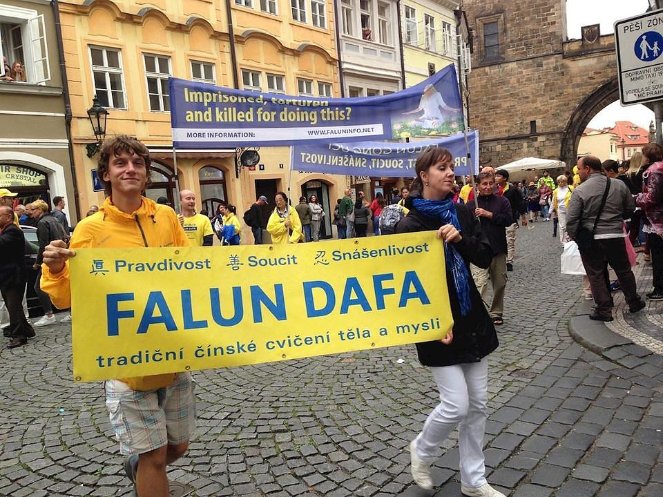 Parada se kreće ulicama Praga.