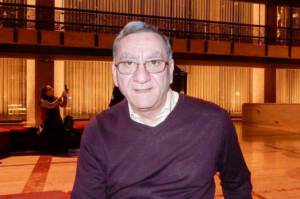 Gosp John Rumore na predstavi u dvorani pozorišta