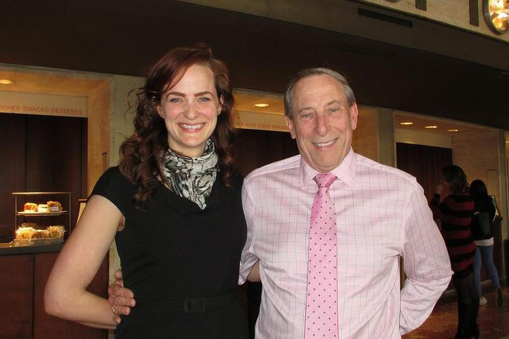 Glumica Carlyn Connolly i njen suprug Voren u dvorani pozorišta