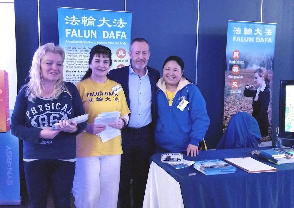 Sean Kelly, član Evropskog parlamenta, na Falun Gong štandu na sajmu