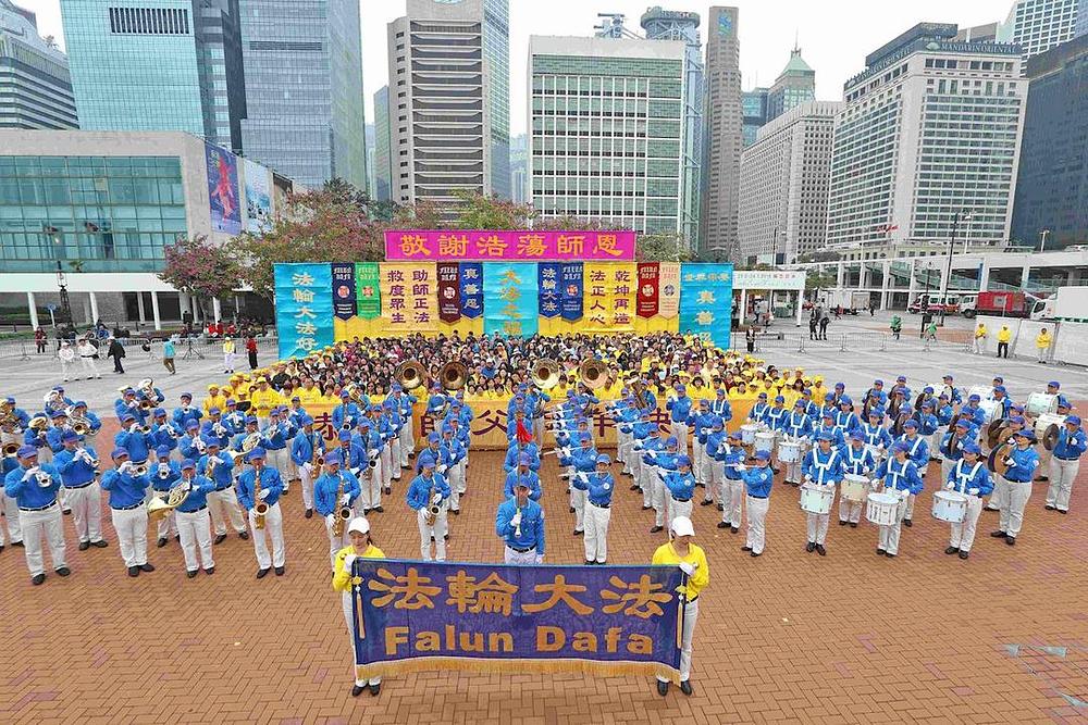 Tian Guo Marching Band nastupa prije Novogodišnjeg skupa.