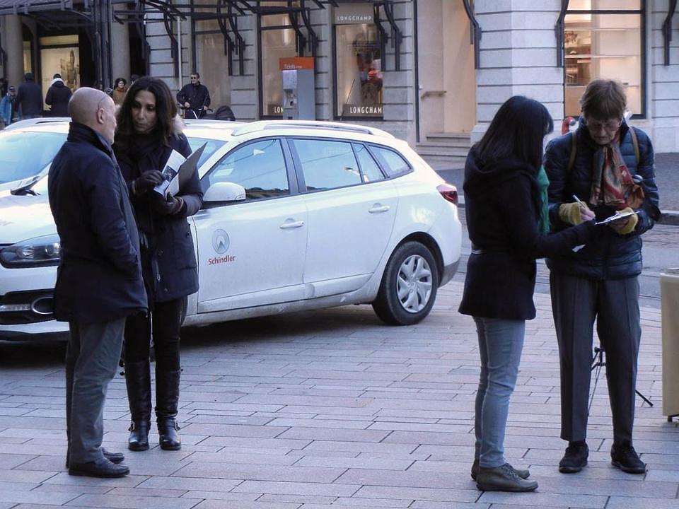 Mnogi su prolaznici potpisali peticiju nakon što su čuli za ugnjetavanje u Kini.