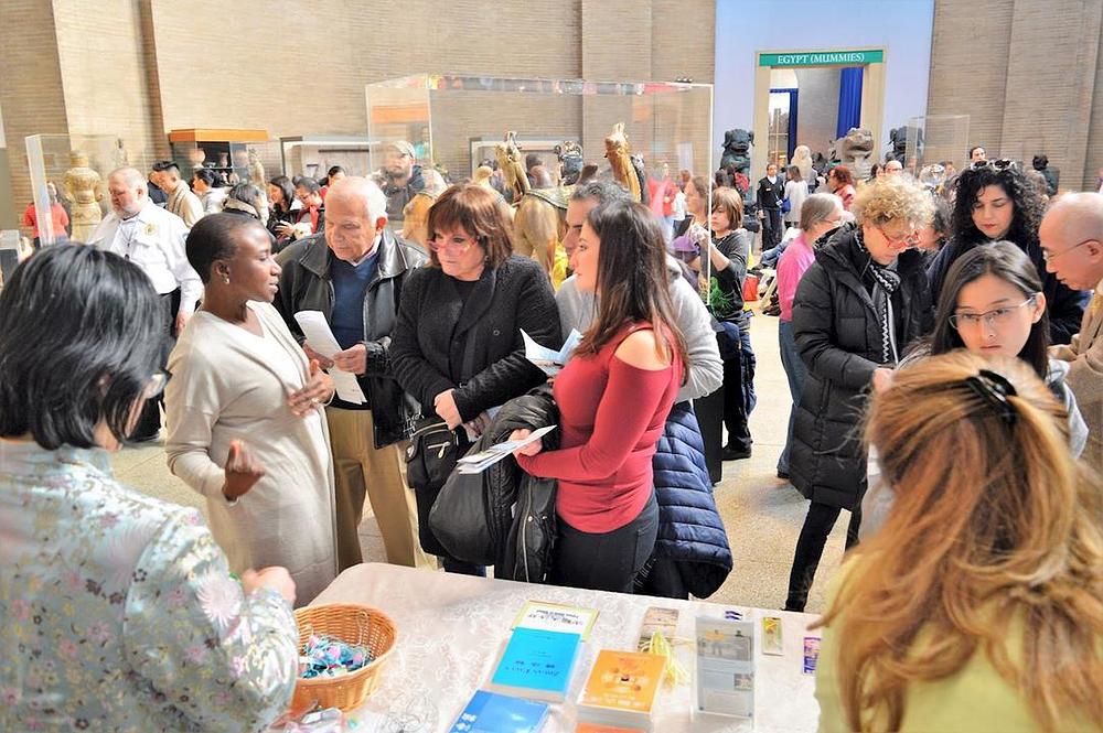 Falun Gong praktikanti odgovaraju na pitanja posjetilaca o ovoj praksi. 