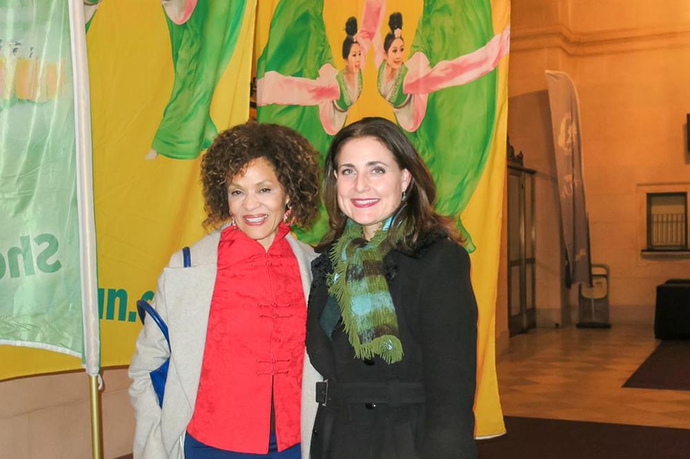 Televizijski domaćin Diane Wagner (desno) i psihologinja Brenda Wade u dvorani operne kuće