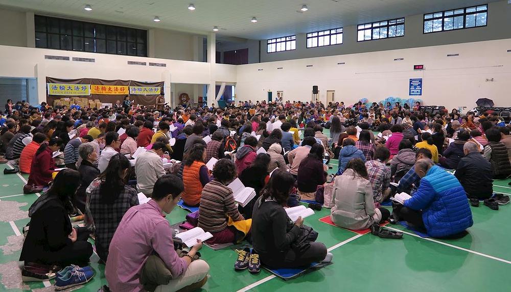 Praktikanti zajedno proučavaju učenje Falun Gonga.