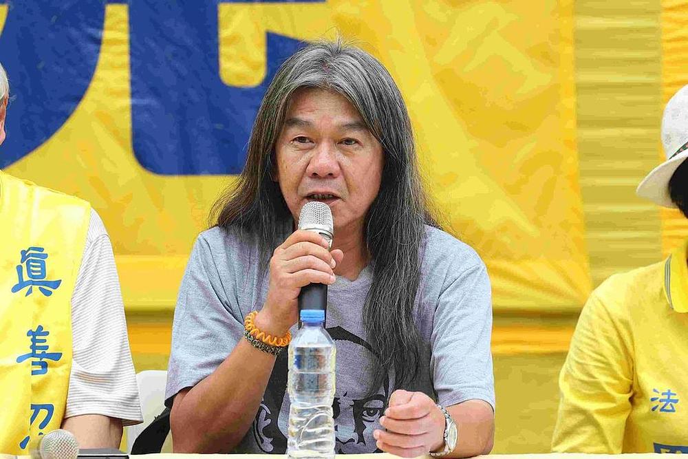 Bivši advokat iz Hong Konga Leung Kwok-visi govori na skupu 