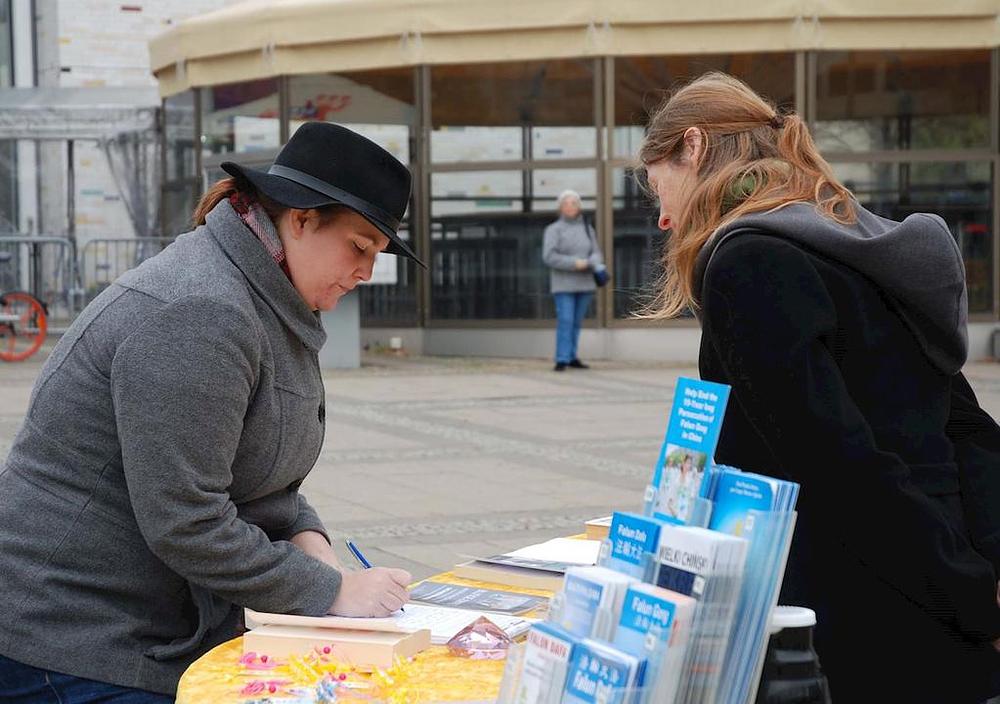 Stephanie Russ potpisuje peticiju