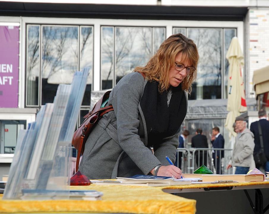 Abigail Welchman, na putu ka svom lekaru, potpisuje peticiju