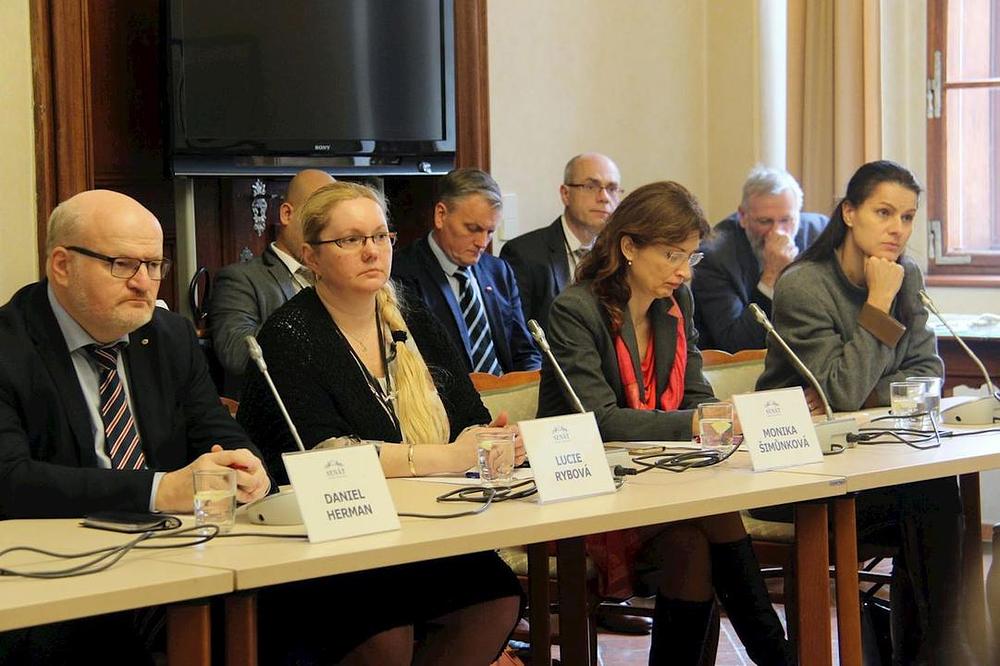 (S leva na desno) Bivši Ministar spoljnih poslova Daniela Hermana, članice Helsinki Committee u Češkoj, Lucie Rybová i Monika Šimůnková, i novinarka Kateřina Procházková 