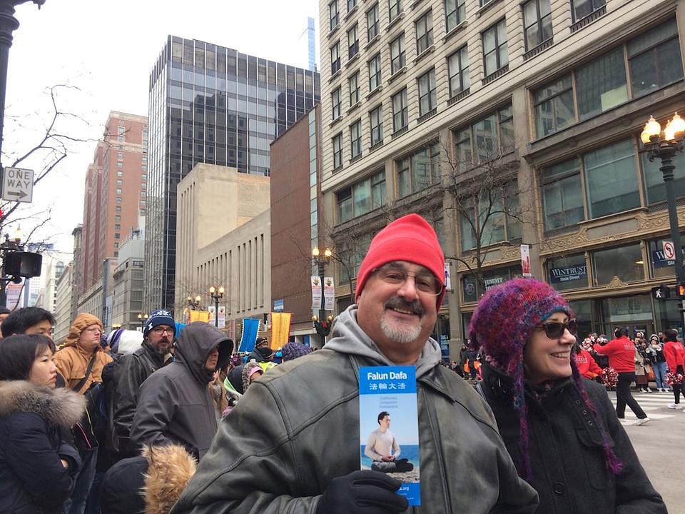 Tom i njegova supruga s Falun Dafa letkom