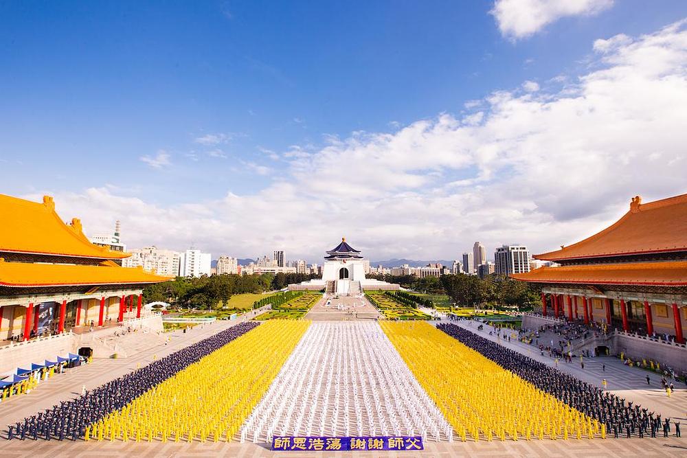 Grupna demonstracija vježbi na Trgu slobode.
