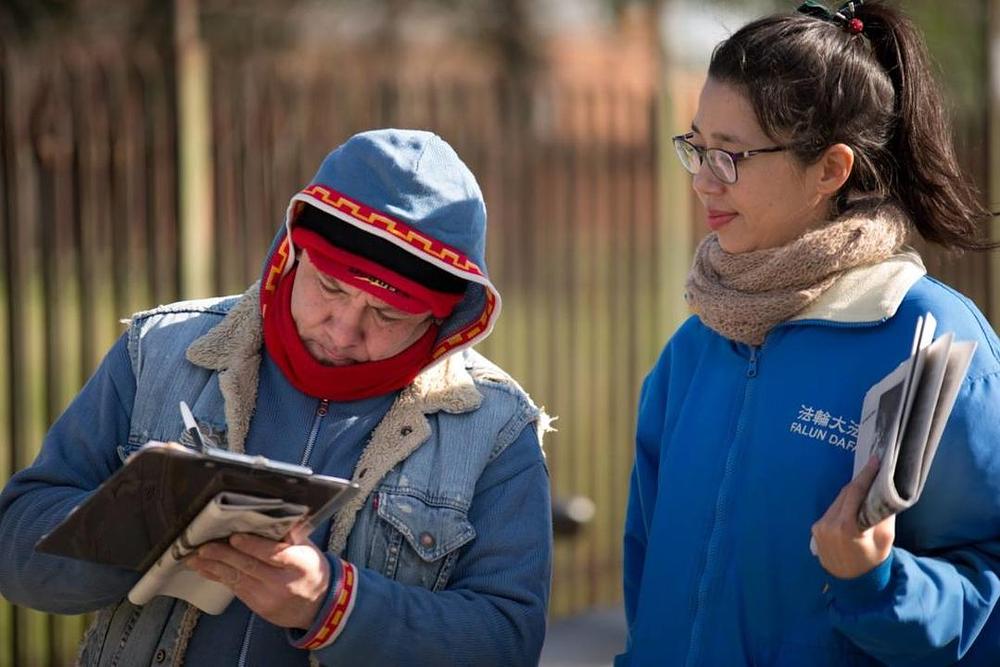Ljudi potpisuju peticije posle saznanja za kršenja ljudskih prava praktikanata Falun Gonga u Kini