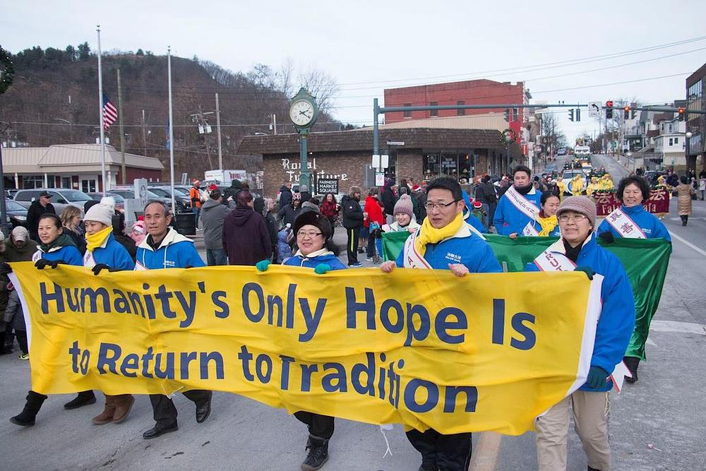 Nastup Falun Gong praktikanata na Božićnoj paradi u Port Jervisu 9. decembra 2018.