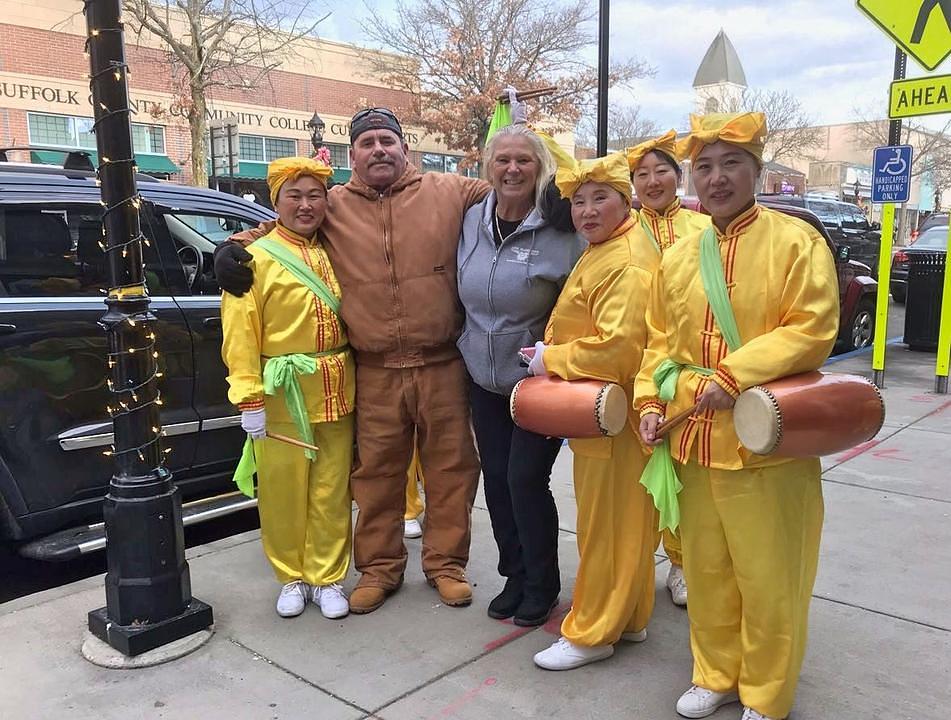 Robertovi su se prijatelji fotografisali sa praktikantima.