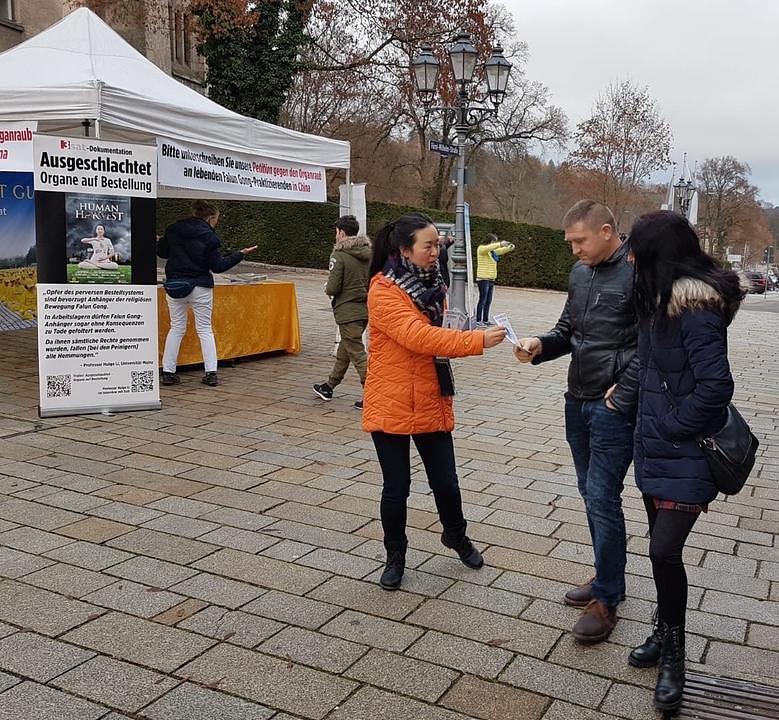 Podjela letaka u Sigmaringenu