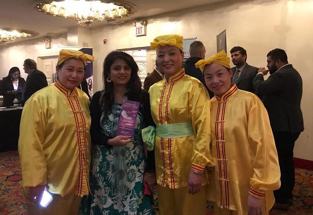 Anita, voditeljica Mana TV, pozvala je dobošarsku grupu na grupnu fotografiju.