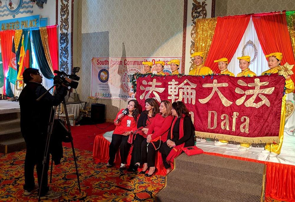 Video snimatelj s TV Azije intervjuiše dobošare