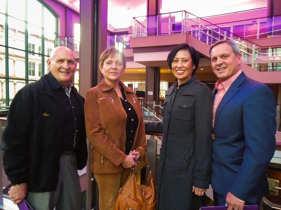 Ronald Bowers (lijevo), bivši predsjednik upravnog odbora Maryland Theatra, na predstavi Shen Yuna, 22. decembra u Baltimoru, u Marylandu, sa Jean Duley (druga s lijeva), Mimi Lising (druga s desna), i njegovim unukom, Jay Wandalowski ( desno).