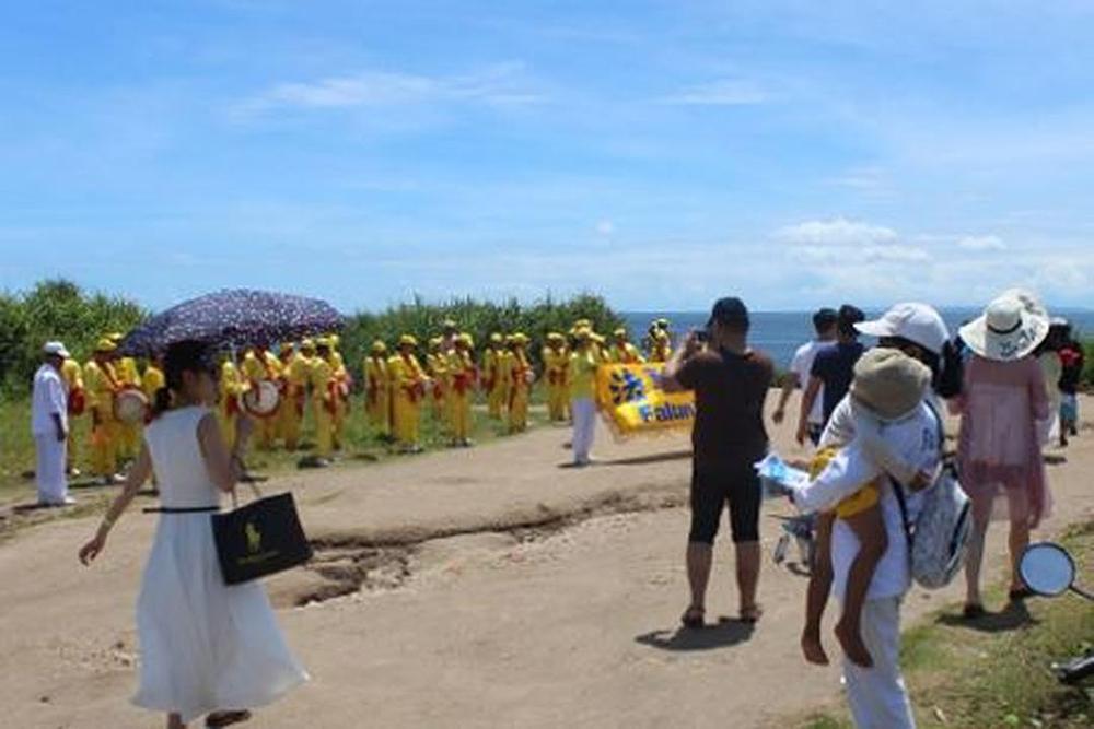 Potpisivanje peticije podrške za okončanje progona Falun Dafa u Kini
 