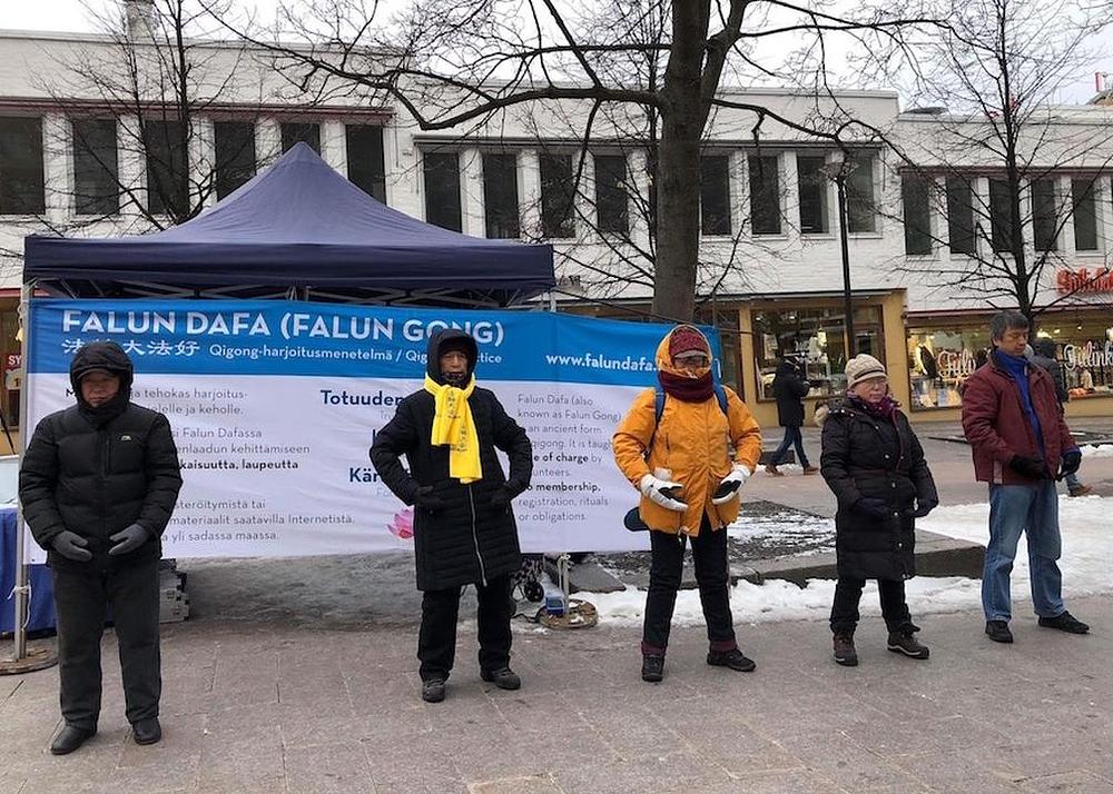 Falun Dafa praktikanti zajedno rade vježbe u Helsinkiju 3. februara 2017.
