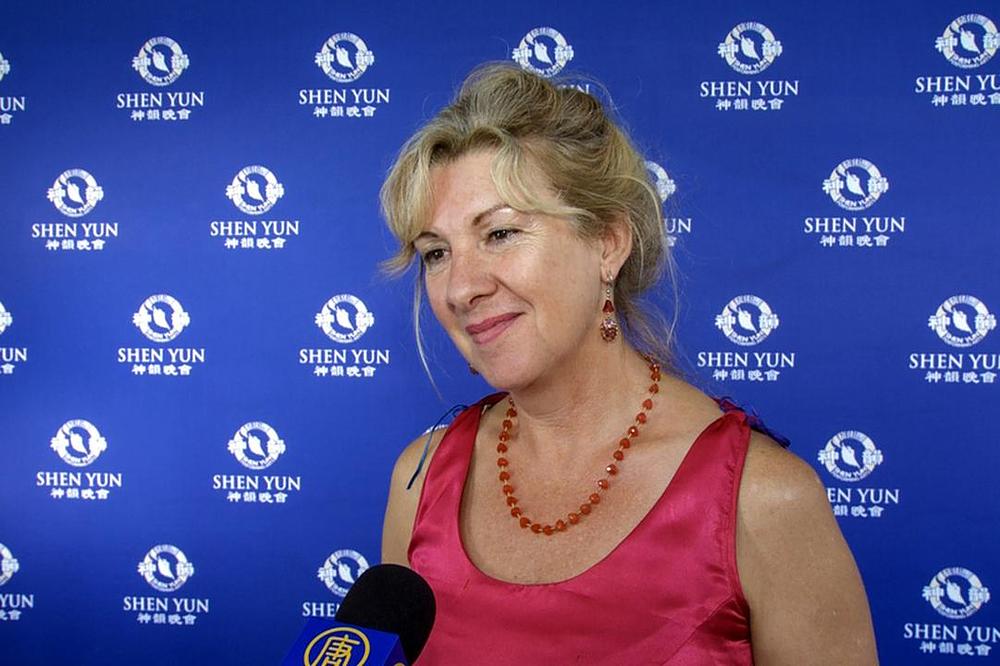 Angie Russi, direktorica