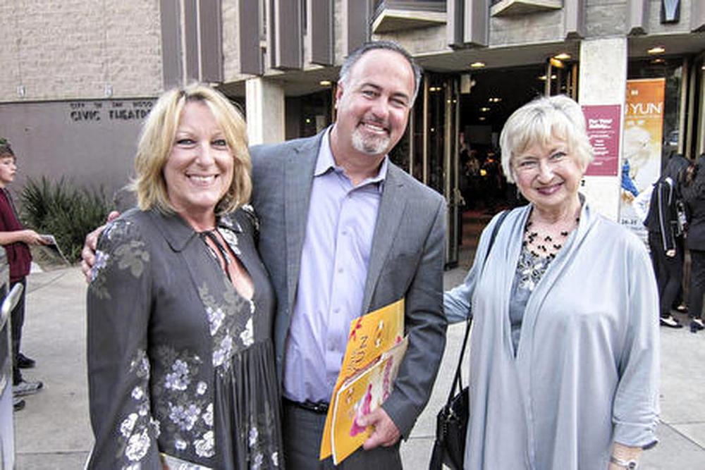 Don Orsillo, spiker Fox Sporta, sa suprugom Kathy (lijevo) i majkom Maryann (desno) u pozorištu