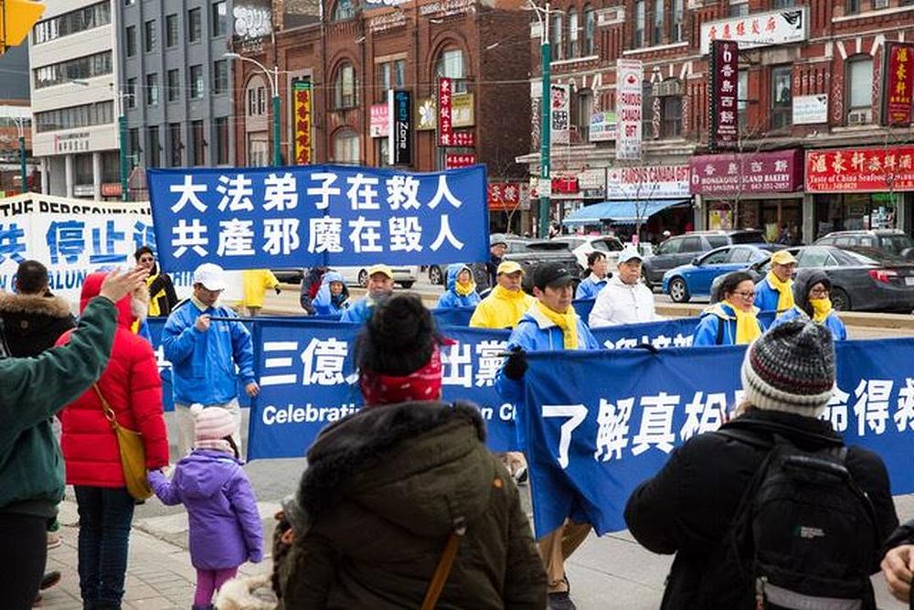 Parada je privukla mnoštvo posjetilaca.