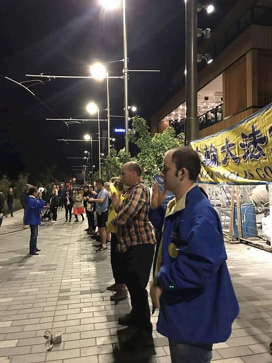 Još je više ljudi, u večernjim satima, učilo vježbe.