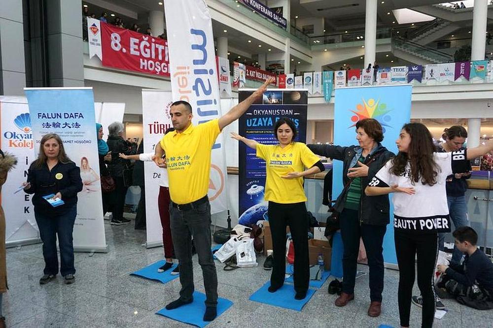 Dilek Kansevdi (desno prva sprijeda) je rekla: „Vodeći principi Falun Gonga, Istinitost-Dobrodušnost-Tolerancija su ono što sam tražila."