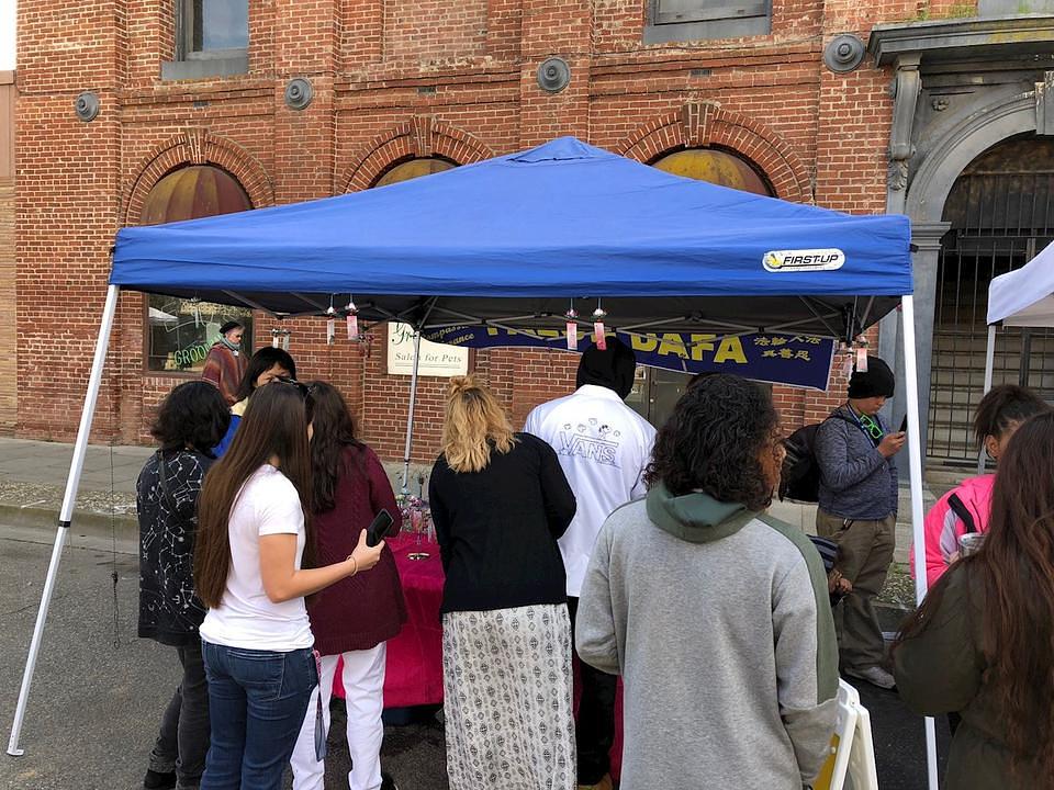 Prolaznici se zaustavljaju na štandu i traže više informacija