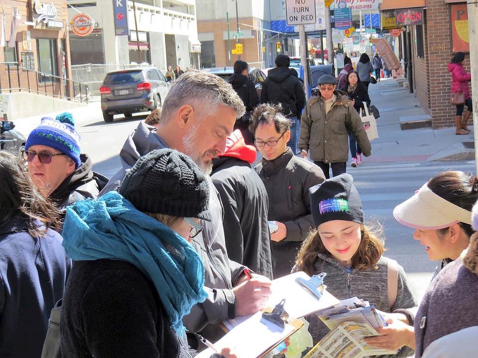 Stanovnik Philadelphije Mark i njegova supruga su potpisali peticiju podrške praktikantima. 