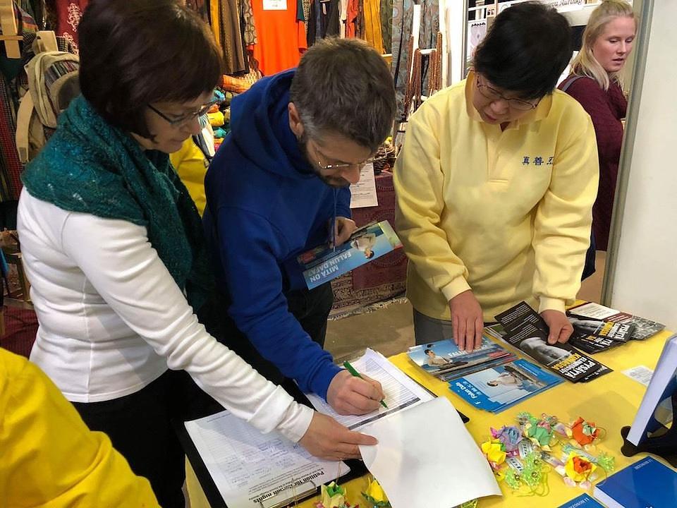 Ljudi potpisuju peticiju u znak protesta protiv progona