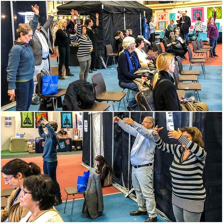 Ljudi uče vježbe Falun Dafa vježbe. 