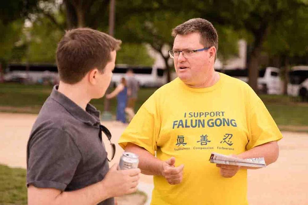 Bjoern Neumann je 1998. godine u Frankfurtu u Njemačkoj čuo za Falun Dafa i od tada ga prakticira. 