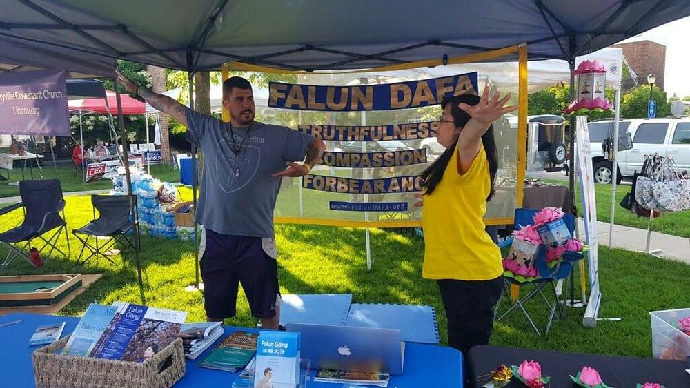 Posjetioc (lijevo) uči vježbe.