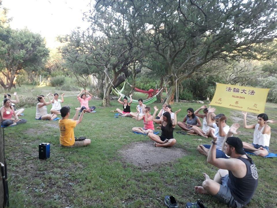 Učenje djece da prakticiraju Falun Dafa