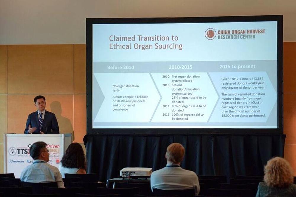 David Li, koautor novog izvještaja, prezentira rezultate svog tima na Međunarodnom kongresu Društva za transplantaciju 2. jula. 