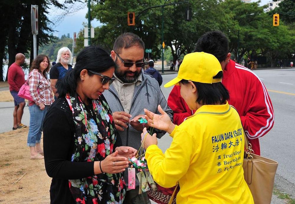 Praktikanti dijele papirnate lotose sa označivačem stranica za knjige