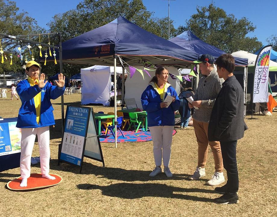 Falun Gong praktikanti su posjetiocima Festivala jezika i kultura, održanog u Toowoombi 12. avgusta 2018. godine, predstavili dobrobiti koje ova praksa donosi umu i tijelu. 