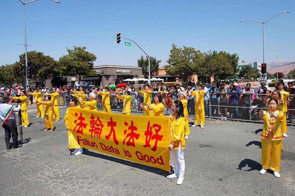 Demonstriranje vježbi ispred bine za najavljivače 