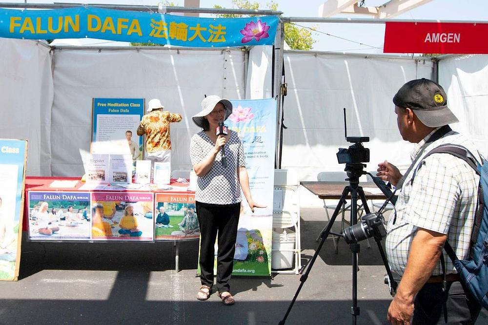 Lokalni mediji intervjuišu praktikanta 