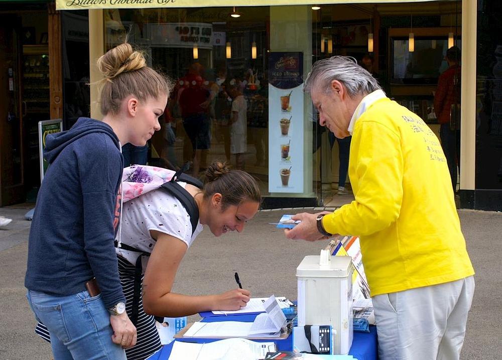 Ljudi potpisuju peticiju protiv progona u Kini