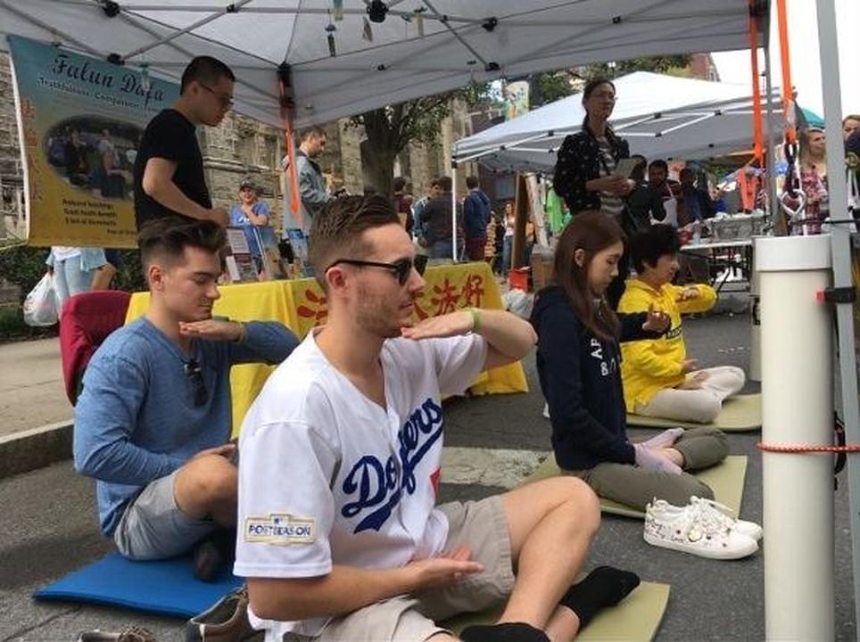 Zainteresovani posjetioci uče vježbe 