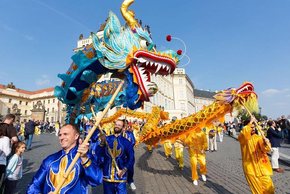 Praktikanti izvode zmajev ples