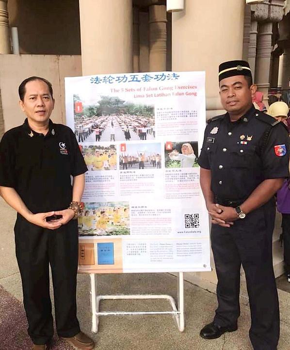 Gospodin Jaffar pozira za fotografiju sa praktikantom Falun Gonga 