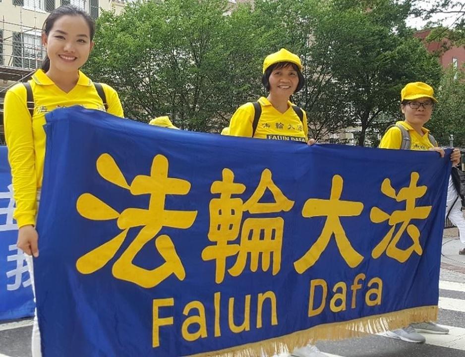 Falun Dafa praktikantica Heidi (prva s lijeva)