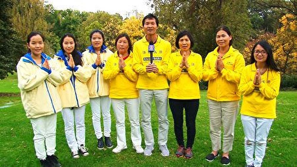 Heidi (prva s lijeve strane) s drugim vijetnamskim praktikantima