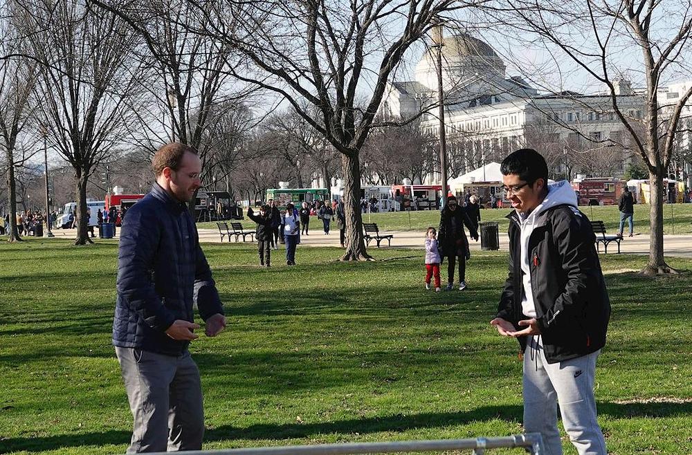 Turist (desno) uči vježbe